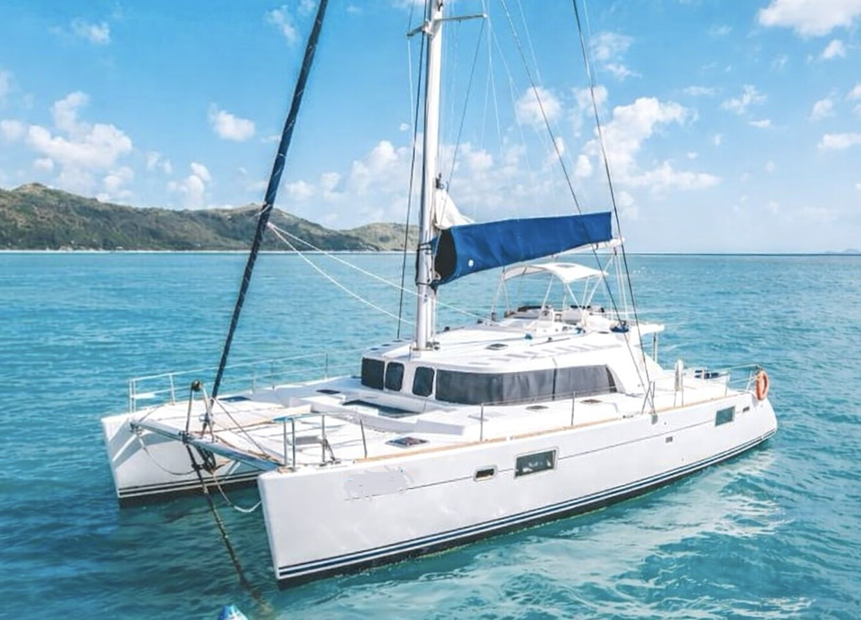 Private boat arrival to Keswick Island